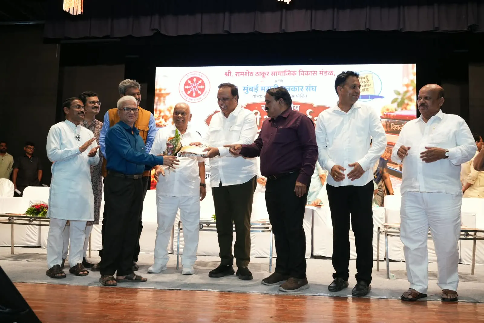 सर्वोत्कृष्ट व्यंगचित्रकार म्हणून ज्ञानेश बेलेकर सन्मानीत